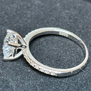 2CT Round Brilliant Cut | VVS1 Moissanite Diamond Ring 💍
Size 8